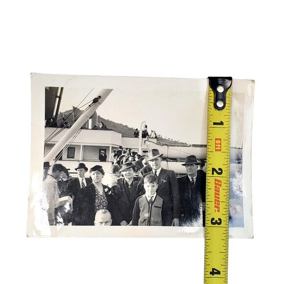 Vtg Family on Boat Trip Original Monochrome Photography Found Snapshot 1940s - Picture 3 of 4